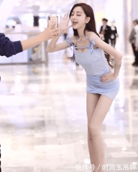 胶皮 为了取悦男朋友,用“胶皮”当高跟鞋穿,这172cm身高没让人失望吧?