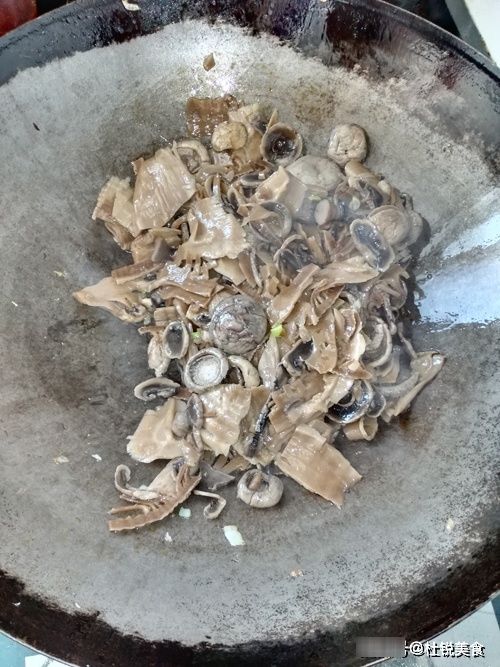 过年团聚很应景的一道菜,两种食材相逢,跨越了万水千山