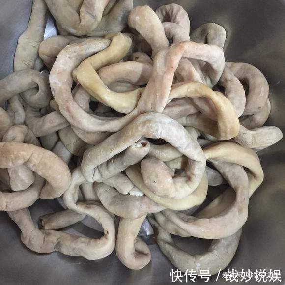 白醋|清洗猪小肠时,加醋加碱都错了!大厨教你一招,没有一点腥臭味