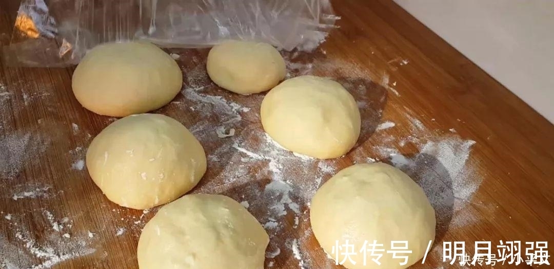 面粉还能这样做,不用一滴水,比面包火烧都好吃,老婆3个不够吃