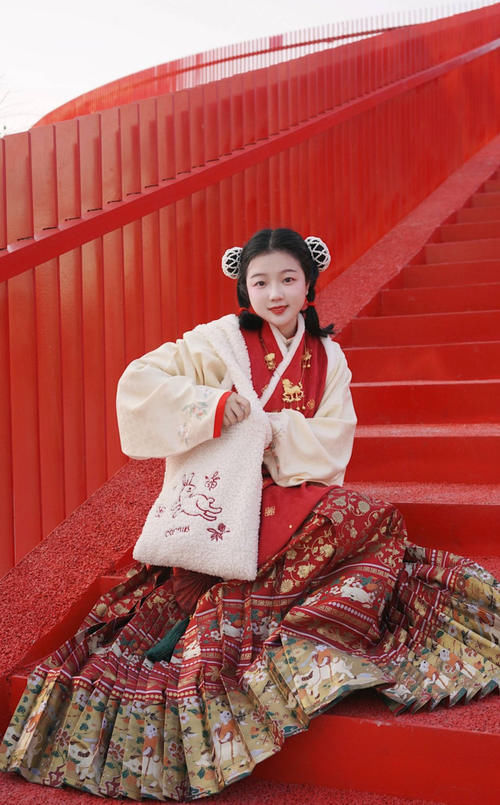 穿汉服不一定要配古风发髻，这几种简约发型也很好看，时尚又减龄