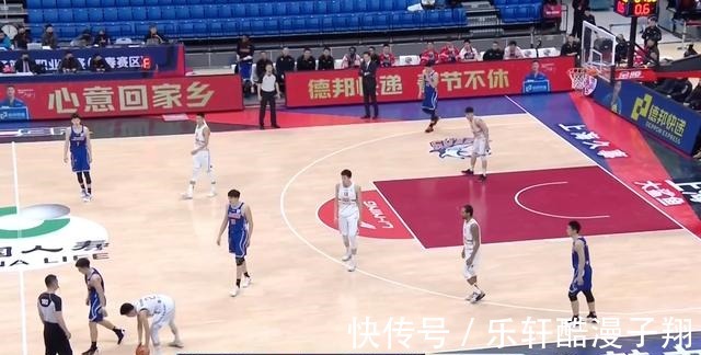 李春江|难堪!郭昊文无人防守秀扣篮,李春江国骂问候马布里