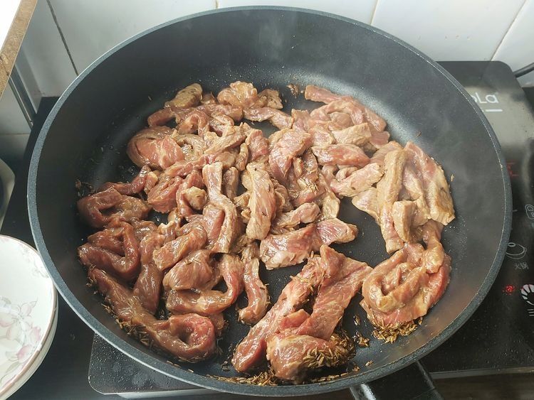 孜然搭配牛肉炒一炒，鲜香入味，比外面的烧烤还好吃