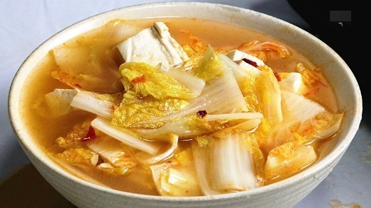 做白菜炖豆腐,很多人把放入豆腐白菜的顺序弄错了,难吃也不奇怪