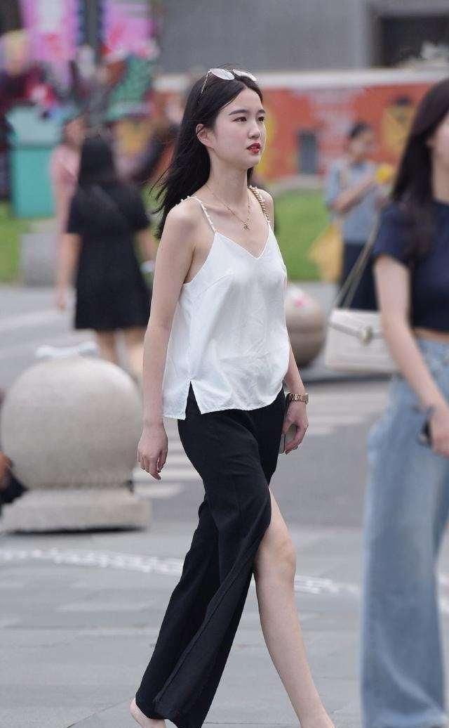 紧身裤 打底裤彰显时尚美女大气优雅，很经典的款式，非常修身