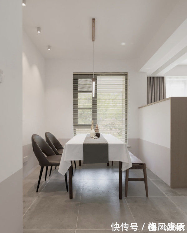 墙面|这对夫妻很有远见,买下120平复式小楼,客厅开阔还有双储物间