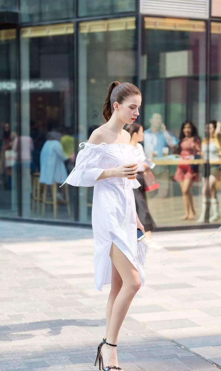 街拍：青春甜美的时尚小姐姐，淡红色的连衣裙轻盈娇俏