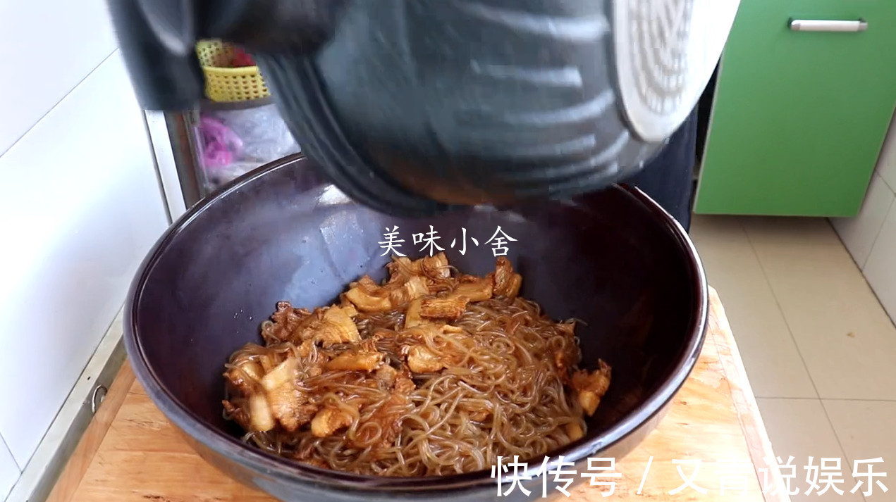 猪肉和粉条别再乱炖了，教你个农村特色吃法，一做一大盆不够吃