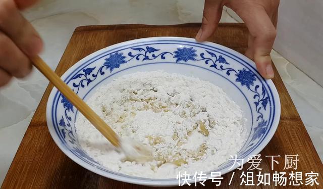 保鲜膜|中秋节别买月饼了,擀杖擀一擀,外皮香酥又掉渣,没烤箱也能成功