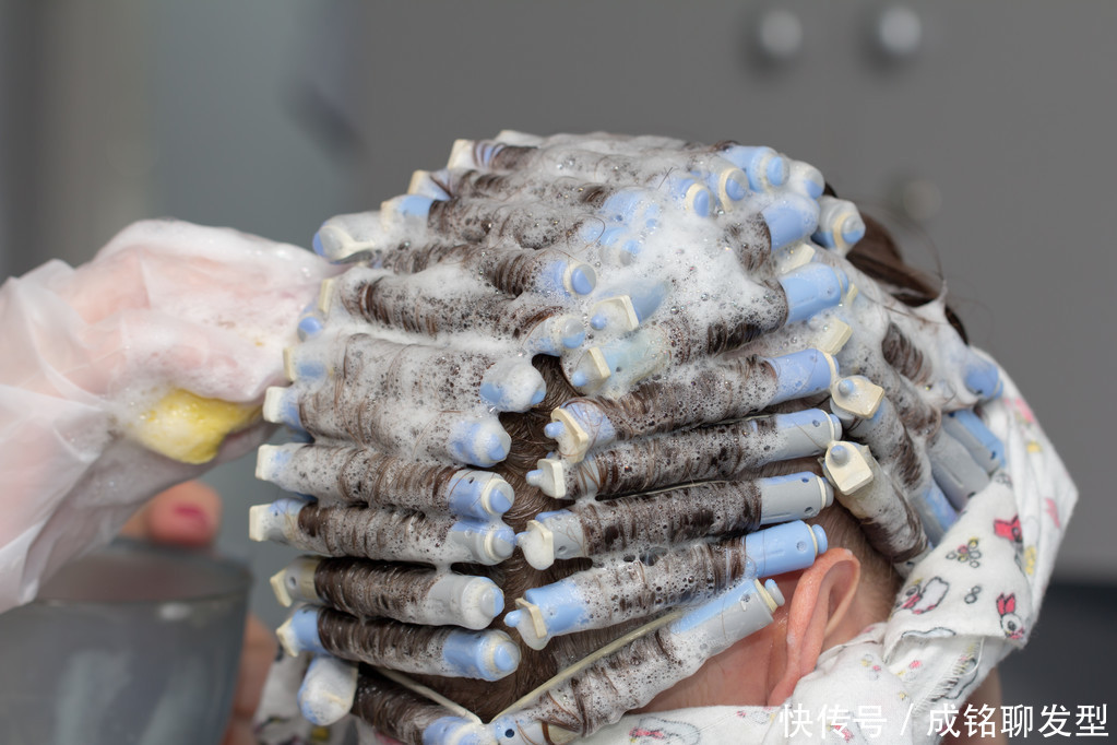 烫大卷结果烫成小卷好老气，多洗几次能变大吗？小卷是洗不大的