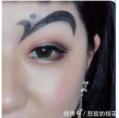 阿迪达斯 最近“大牌眉”火了！逃过了耐克，躲过了阿迪达斯，却被安踏笑哭