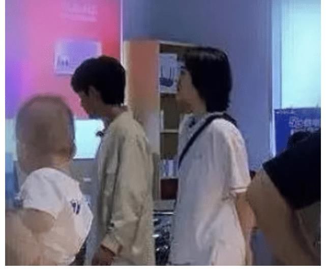 低头见|同是和丁真一起逛街，周也姚安娜态度差太多，一个细节瞬间路转粉