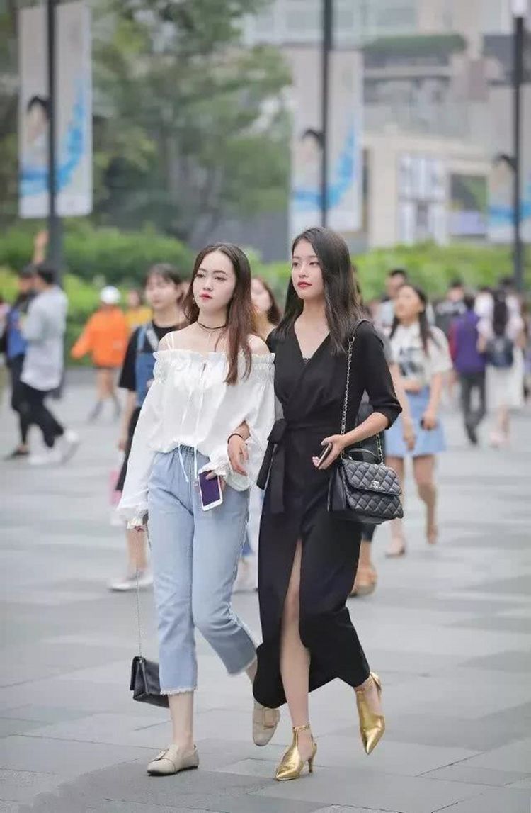 职业|街拍:白色百褶裙搭配小西装,职业中带着休闲