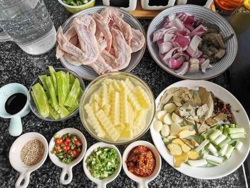 韩国游客在中国,这应该是穷人吃的吧中国网友这个不便宜