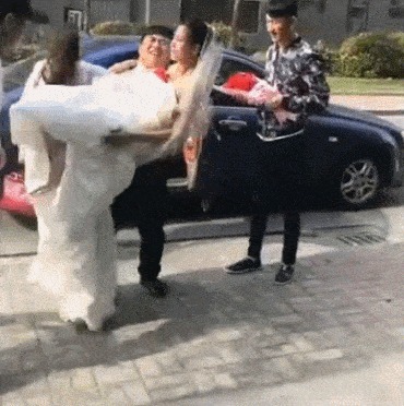 |搞笑美女动态图GIF：大型社会性死亡现场，我尴尬你们爆笑！