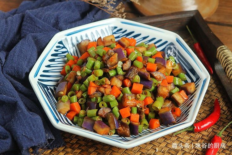 维生素p|炒茄子时，别直接下锅炒，多加这一步，茄子不油不发黑，下饭入味