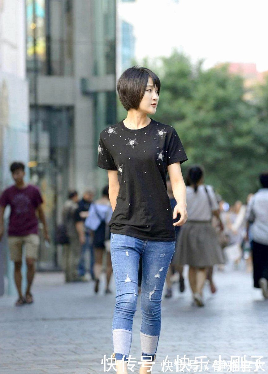 休闲|一款牛仔裤就能配出简约风格，休闲又有运动风