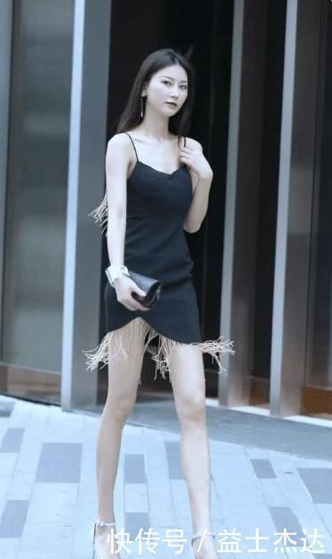 温柔|美女真是个时尚精,穿着吊带连衣裙露面,温柔中带着性感
