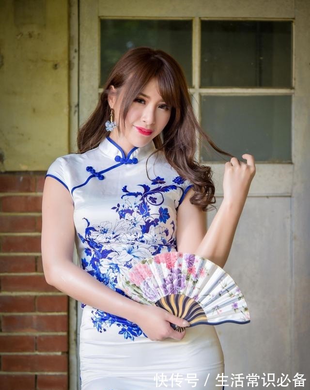 女性 旗袍可以将女性的典雅与悠扬呈现,搭配一双白色高跟鞋知性典雅!