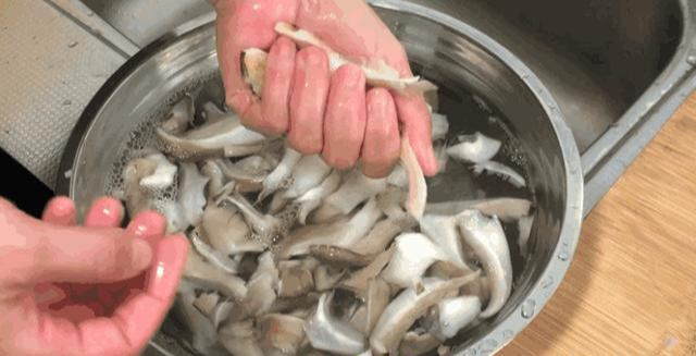 炸蘑菇,需不需要焯水?很多人错了,这样简单一做,比肉还香