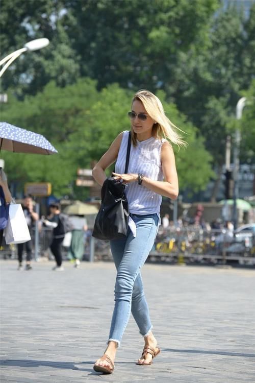 搭配 穿紧身牛仔裤,你会怎么搭配,要休闲还是正式一些