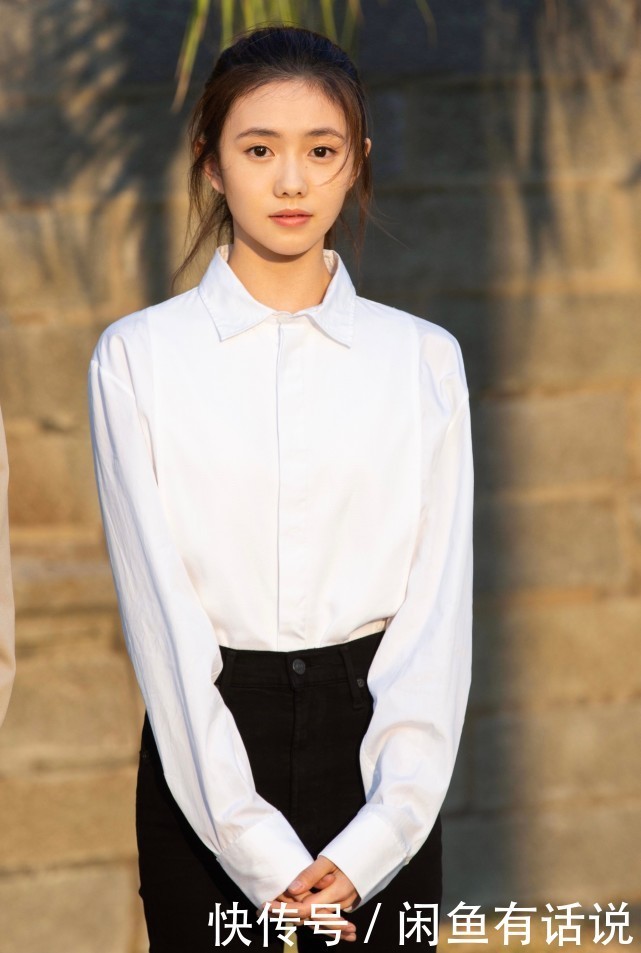 气质|刘浩存气质挺高级,一身黑白配简约不简单,一万六的腰带增色不少