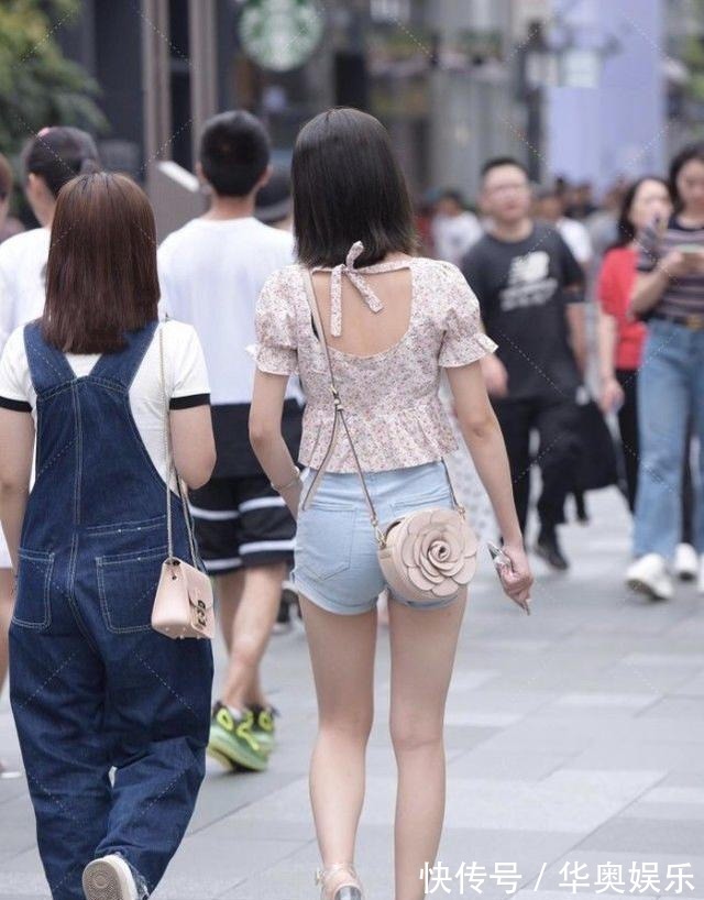 热裤 花纹图案上衣搭配浅蓝色热裤,清新可爱,活力满满