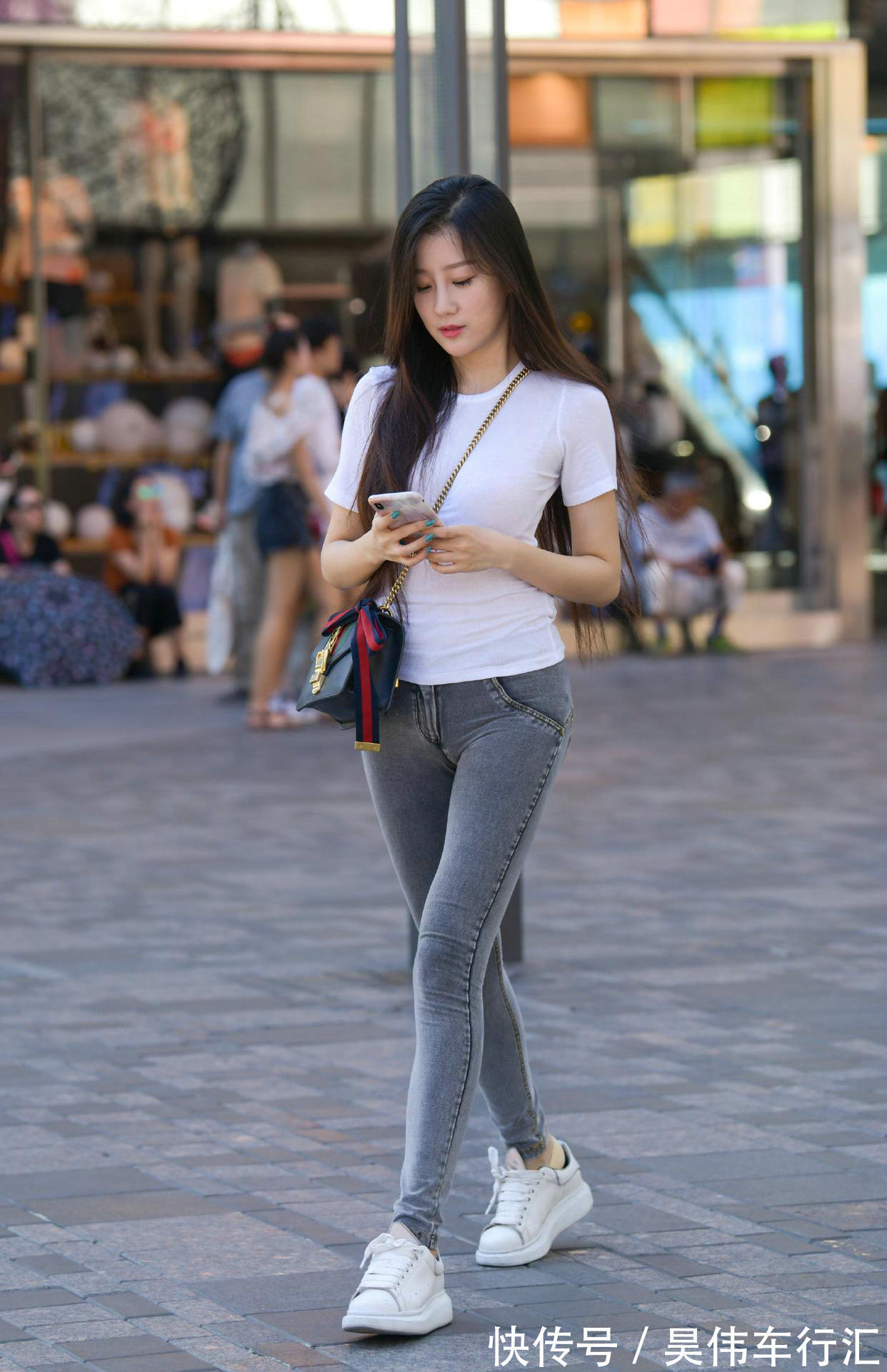 露脐衫 牛仔裤搭配粉色露脐衫,让微胖的身材显瘦显高挑,美丽又温馨