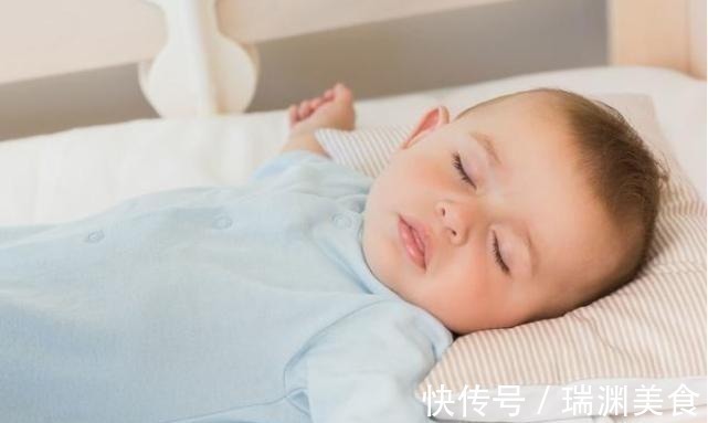 头部|宝宝睡觉时发生这3种“现象”，说明宝宝该枕枕头了，家长需留意
