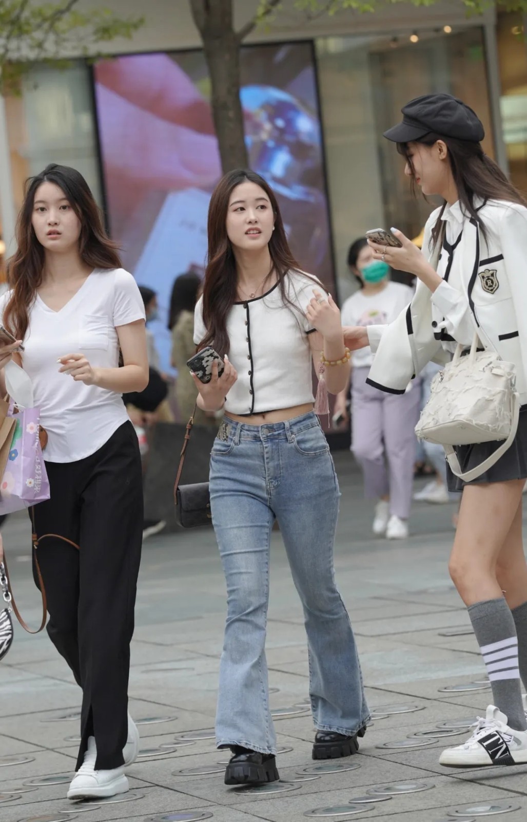 女生们|洋溢着青春与活力的装扮,简洁大方又飒爽,显出无可挑剔的时尚美