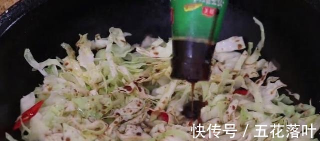 包菜好吃有诀窍，万不可直接下锅炒，多加这一步，营养开胃又下饭！