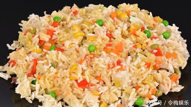 做蛋炒饭时,分开炒是不对的,掌握3个诀窍,炒饭色泽金黄不粘锅