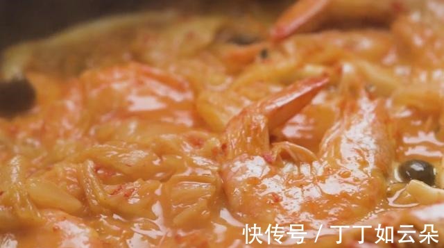韩式风味的辣白菜烩大虾,搭配菌菇一起炒,鲜香营养,家人都爱吃!