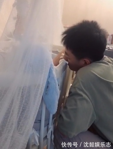 怀疑人生|儿子27岁时，妈妈生下二胎，兄弟俩相处的“画风”让网友怀疑人生