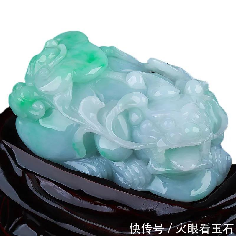 雕工&最大的翡翠宝刀,需要4个人协力才能抬动,但网友们:浪费雕工