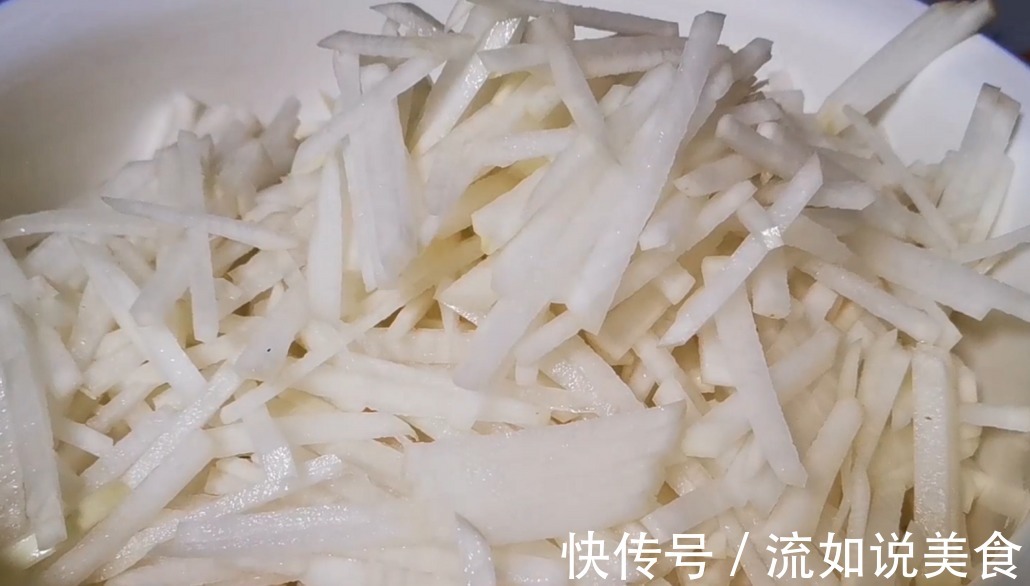白萝卜别炖肉吃了，学会这样做，香辣入味又解馋，全家爱吃