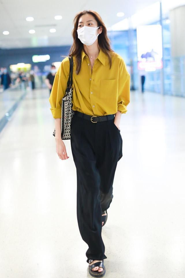 一身|刘雯真是“T台体质”,穿很普通的衬衫加裤子,气质依旧光彩照人