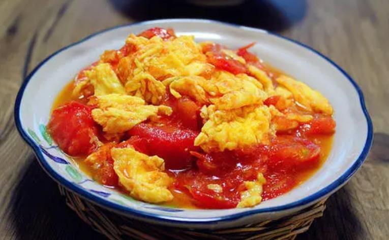 盖浇饭|西红柿炒鸡蛋,什么时候放盐很关键!用对方法,汤汁浓郁下饭香