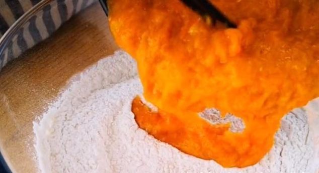 南瓜里加一碗红枣,不用烤箱,不用锅烙,简单一做,比面包还好吃