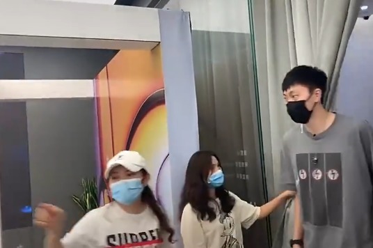 门面担当|人气超高!胡明轩参加活动受追捧,新赛季或成广东队门面担当