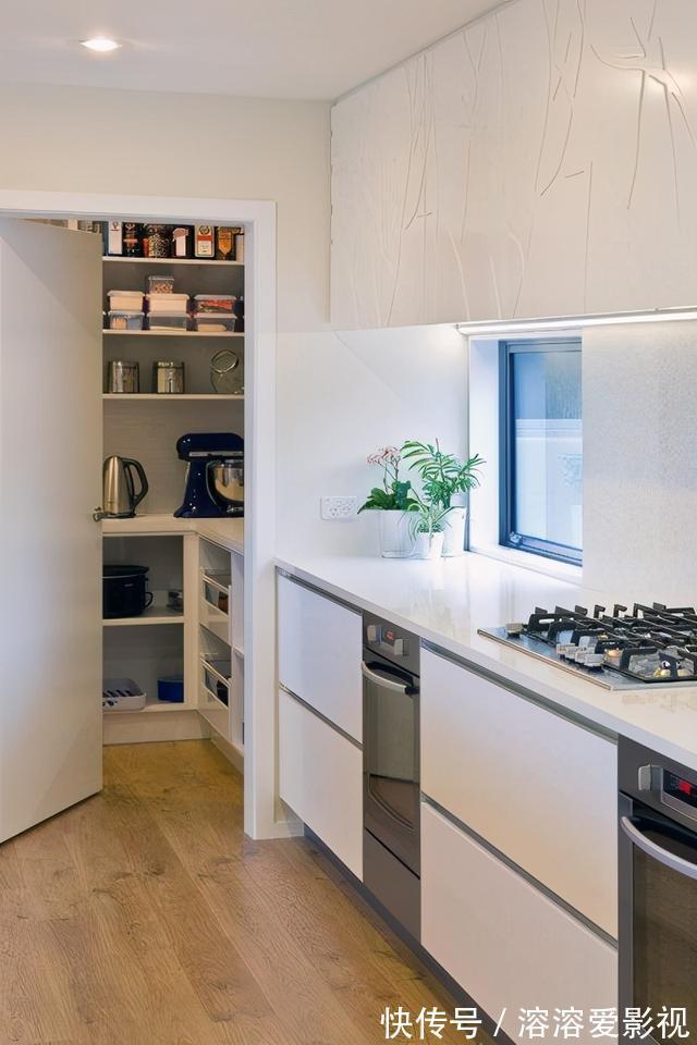 吊柜|日本厨房从不装吊柜,而是用1㎡步入式储藏室代替,归纳整齐省心