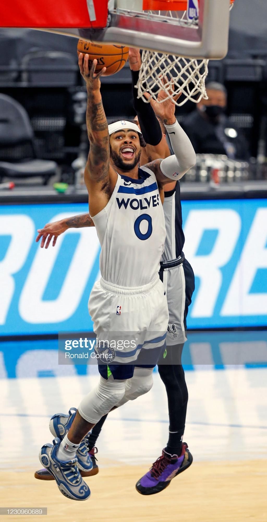 WOW9 新年配色，拉塞尔上脚，果然还得球员穿才更有味！