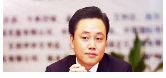 国美电器|零售巨头没落，4年半亏169亿，出狱9个月的黄光裕，也救不了国美