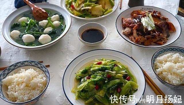 回家给老两口做午餐,虽然简单但营养美味,一家人吃饭就是香
