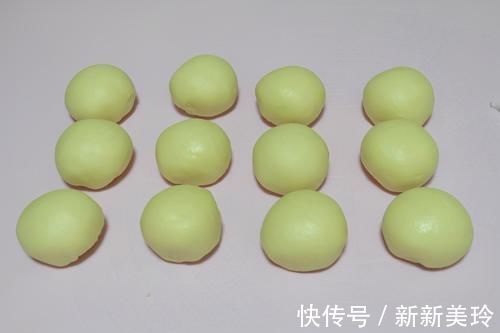 绿豆|喜欢吃绿豆饼快收藏，皮薄馅大，酥到掉渣，学会后不用买