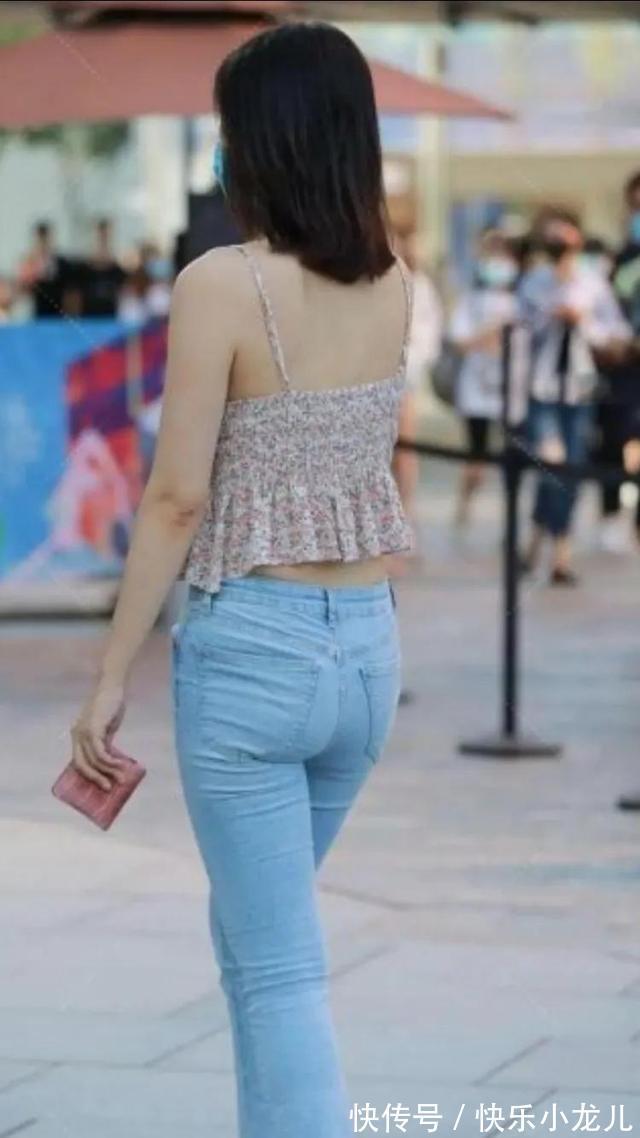 打底裤|浅色碎花吊带搭配淡蓝牛仔打底裤,清爽靓丽,好看又不乏气质