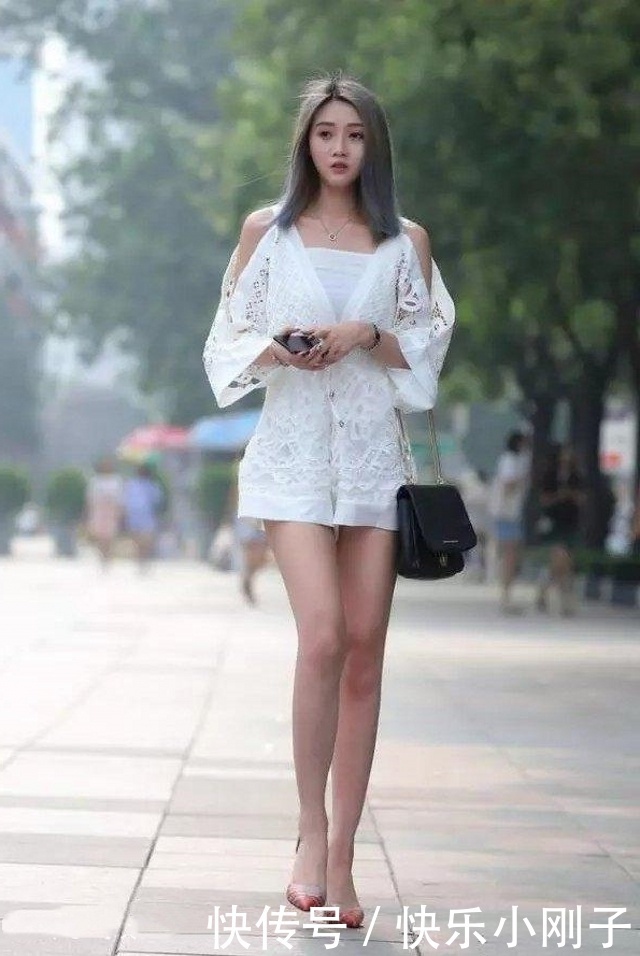 路人街拍,小姐姐穿着一件红色的一字肩上衣,十分的有魅力