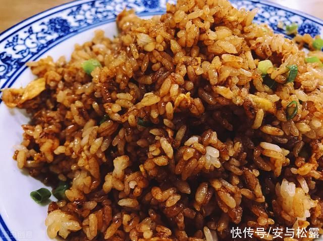 蛋炒饭吃腻了?酱油炒饭试试看，鲜香入味，营养均衡，做法超简单
