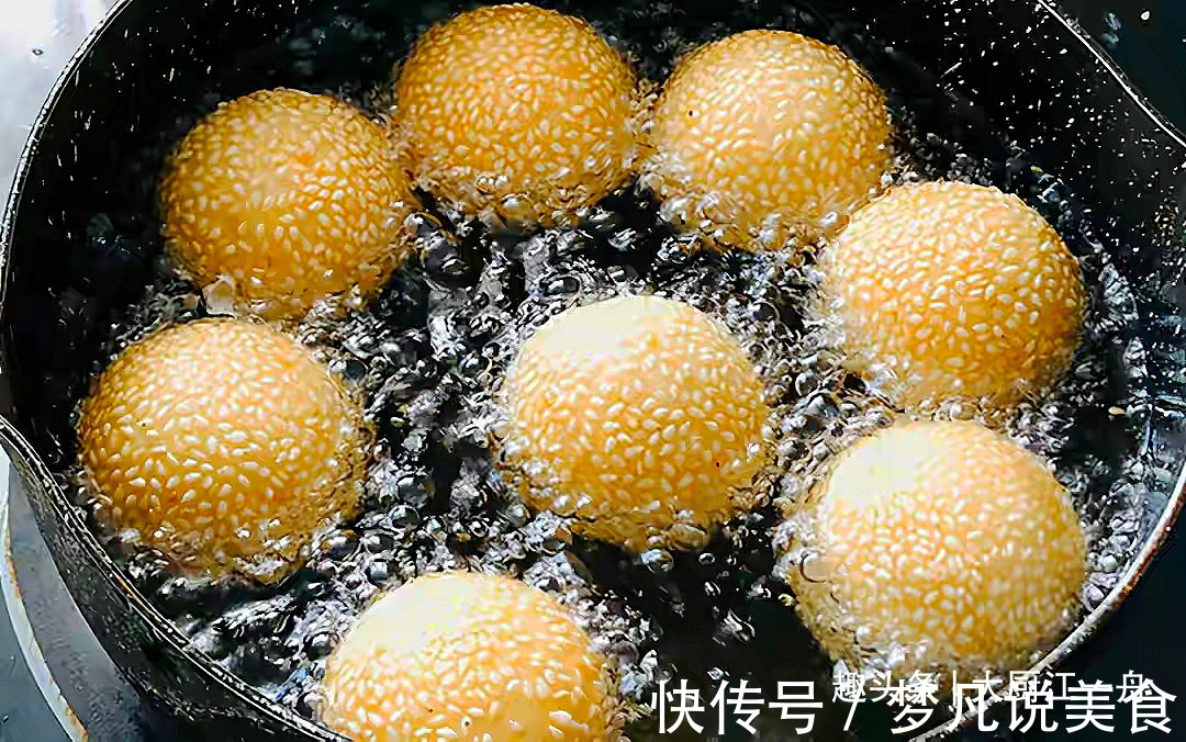 想吃麻团别去买，面点师教你在家做，个个酥脆圆鼓鼓，看得流口水