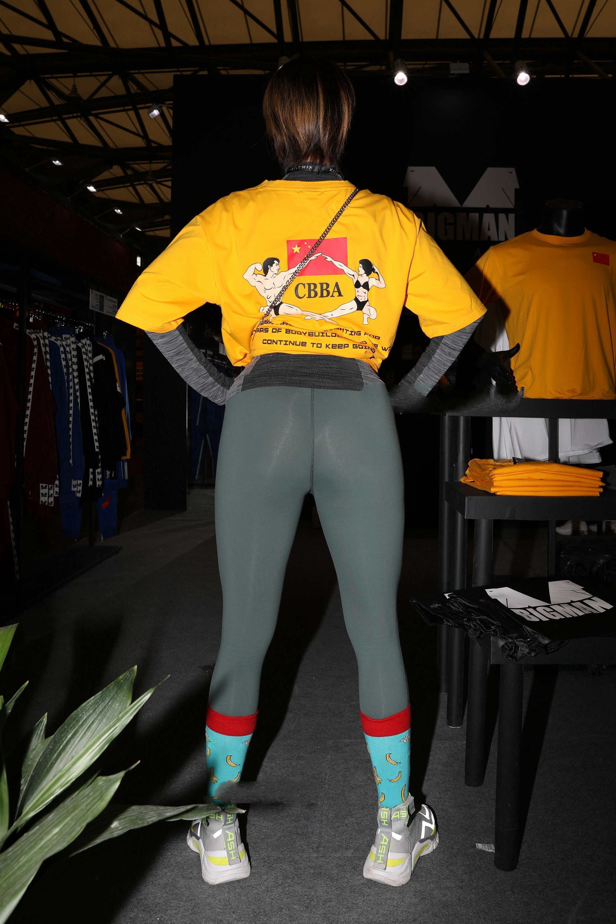 暖色调穿搭阳光又热情, 配合运动穿搭, 更显青春活力